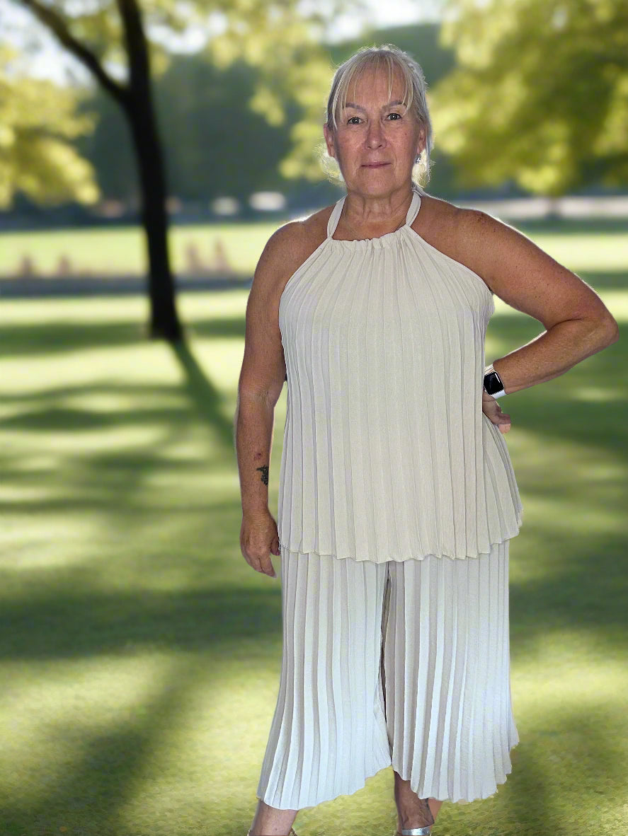 Pleated culottes suit