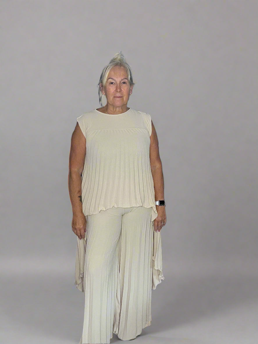 Pleated Dipped hem suit