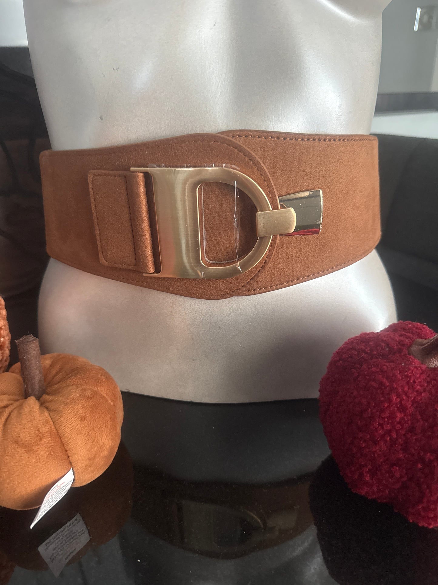 Wide front gold D detail belt