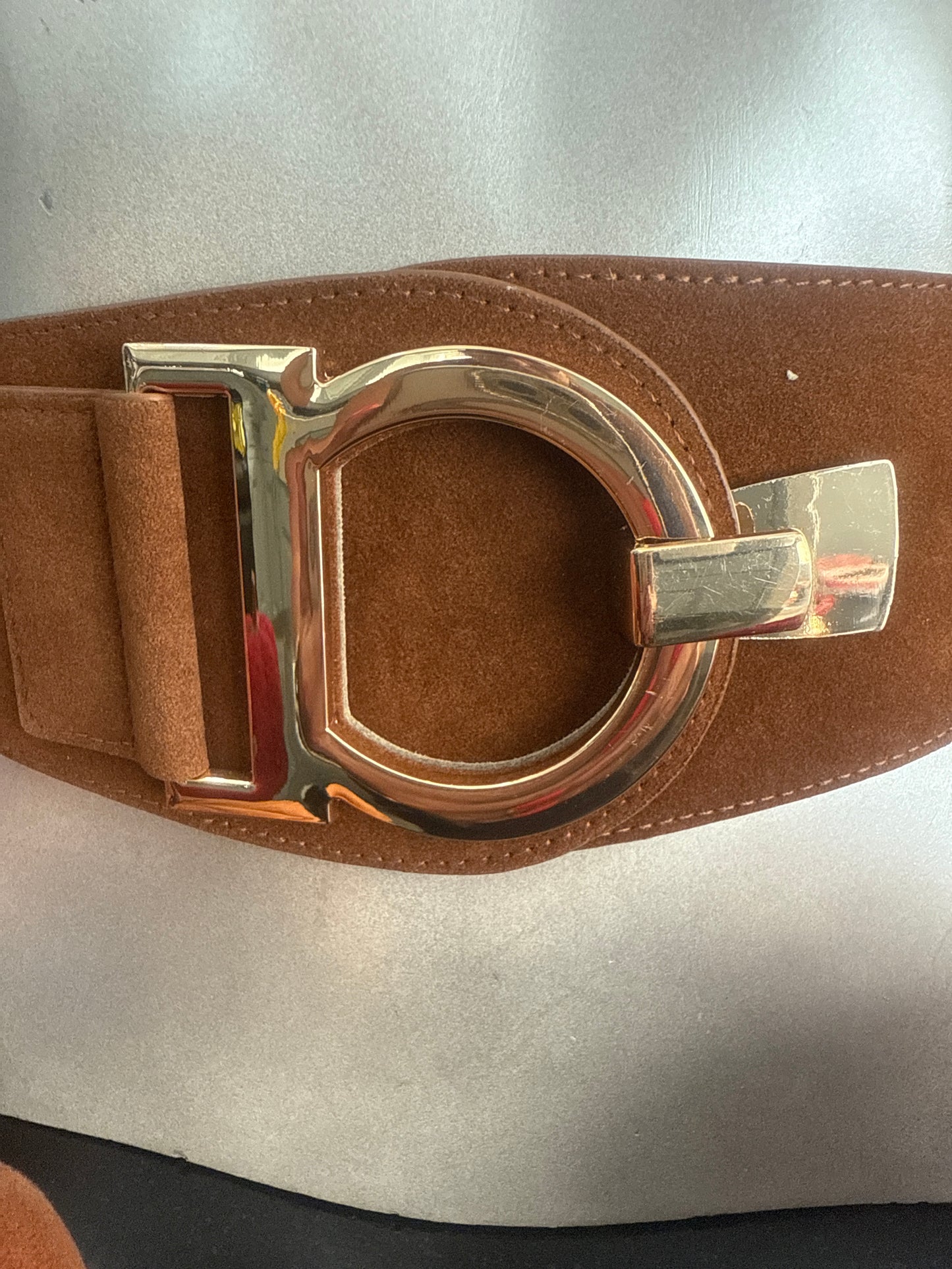 Wide elastic back gold clasp belt